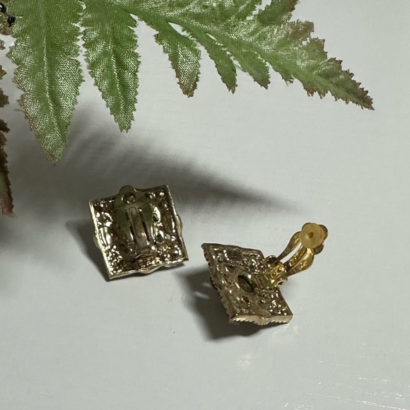 Vintage elegant Jewelry Clip On Earrings - Picture 4 of 5